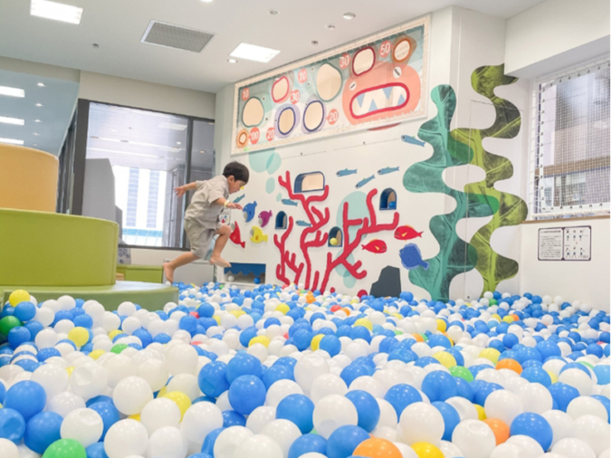 ボールプールにダイブ！