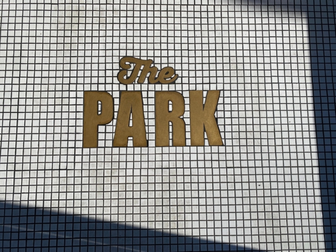 THE PARK BURGER（ザ パークバーガー）　床のロゴ