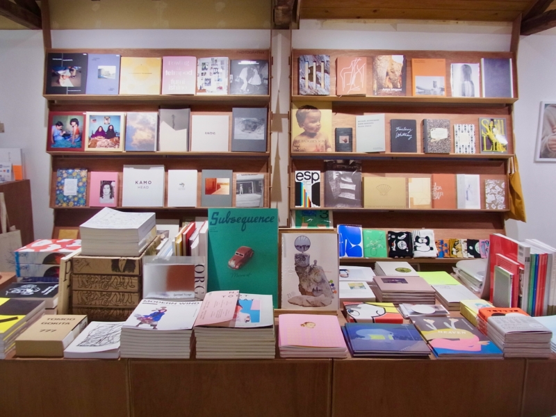 品揃えは福岡一!?アートを感じられる「本屋青旗（ほんやあおはた）」
