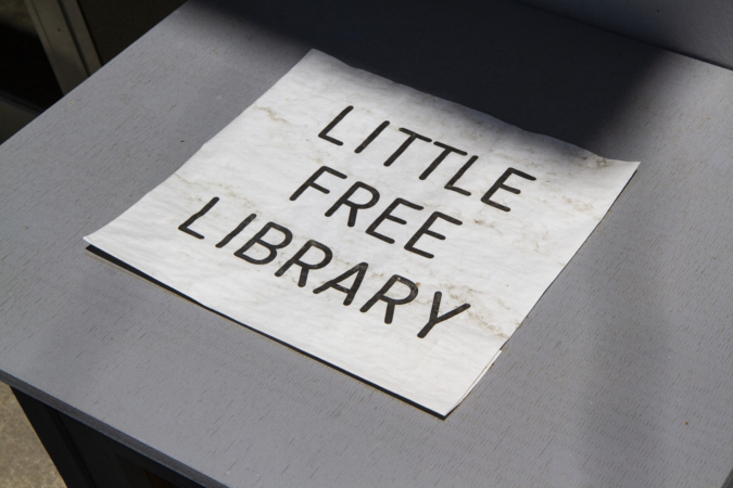 『OKUZOE SEIPAN（奥添製パン）』店頭の「LITTLE FREE LIBRARY」