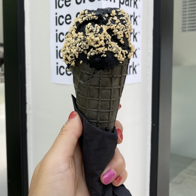 「ice cream park」ブラックアイスクリーム・アーモンドクランチ
