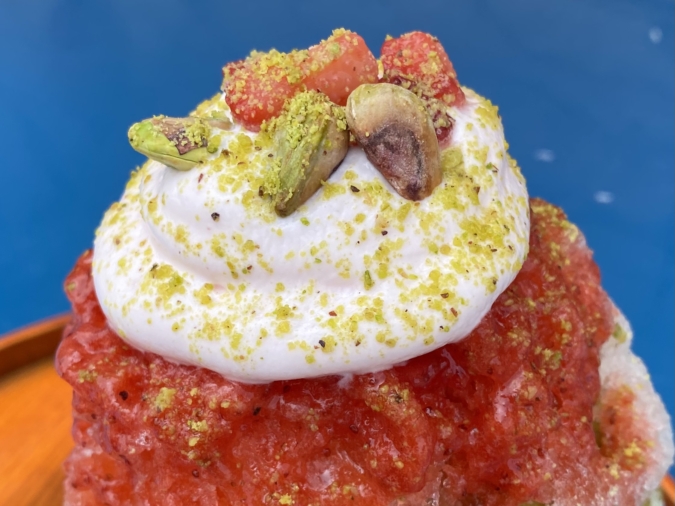 「ナツタロウ」苺とピスタチオの桶かき氷トップにはピスタチオが！