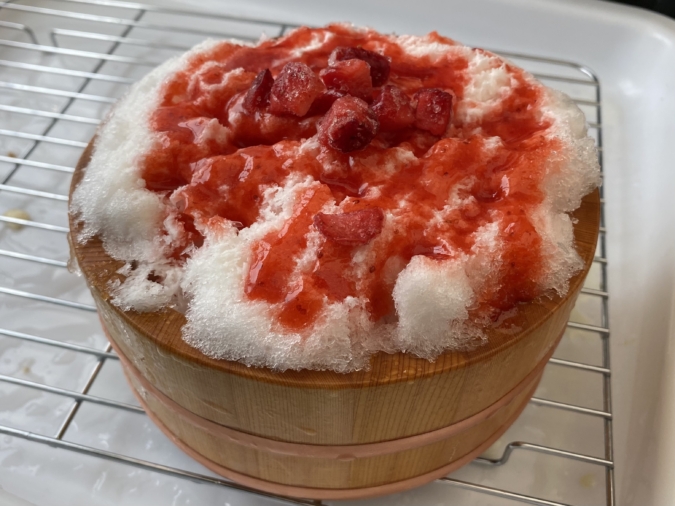 「ナツタロウ」苺とピスタチオの桶かき氷中身