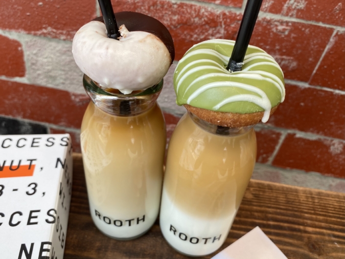 「byROOTH」コーヒー牛乳の瓶の上にドーナツを置くのがルーススタイル