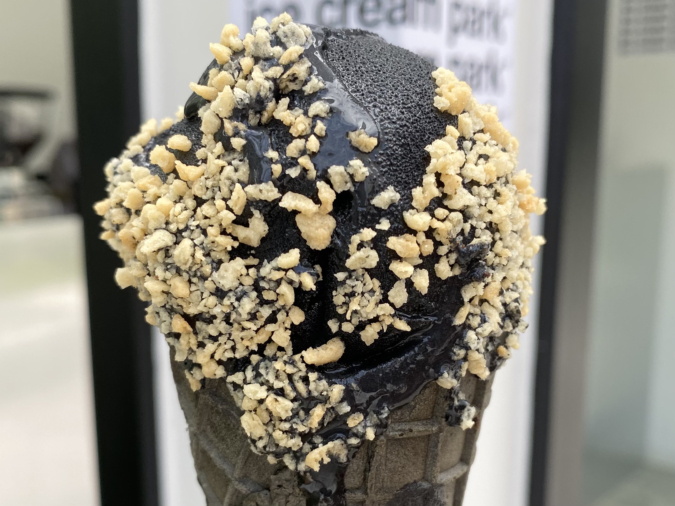 「ice cream park」ブラックアイスクリーム・アーモンドクランチ