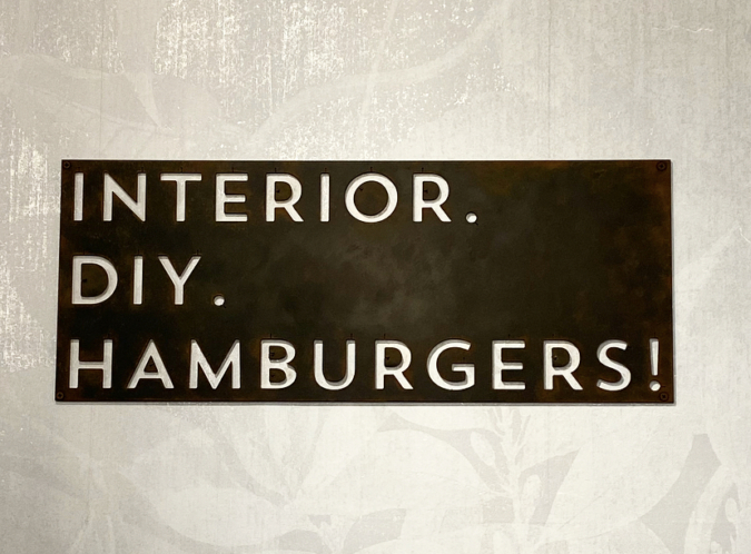 「友安製作所とハンバーガー」看板