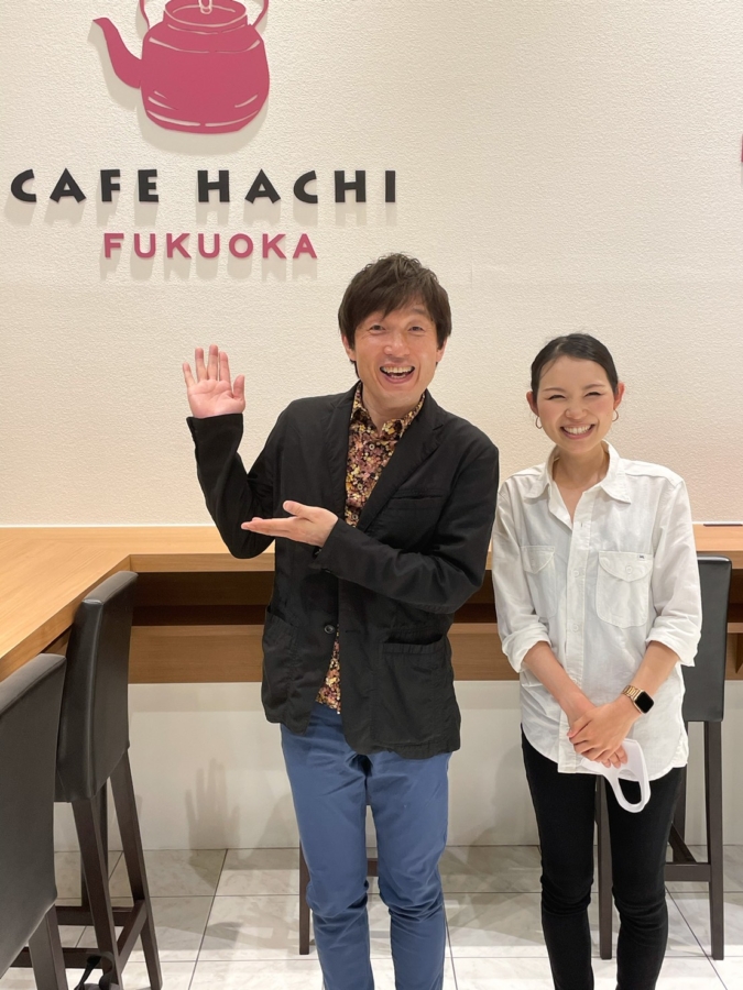 藤本一精さんと「CAFE HACHI」マネージャーの村上さん