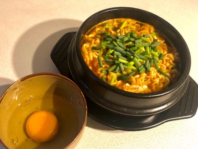 超簡単なのに超おいしい♡卵をつけて食べる「すき焼き風辛ラーメン」レシピ