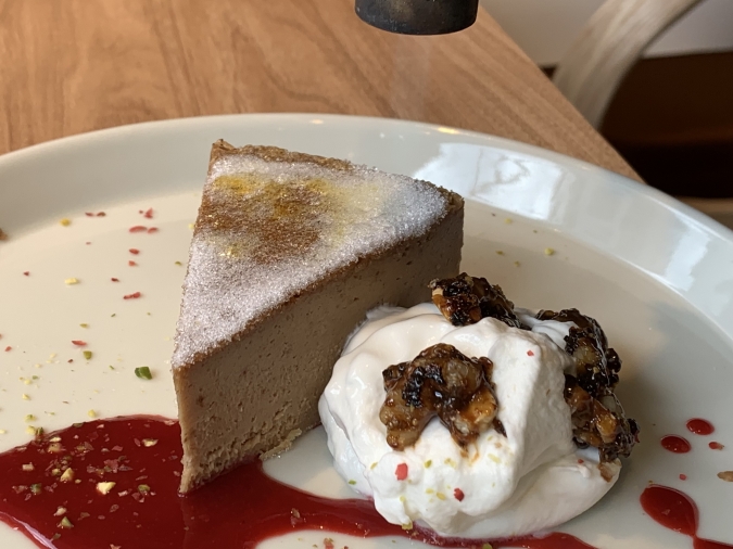 「KAKA桜坂店」スパイスチーズケーキをキャラメリゼ