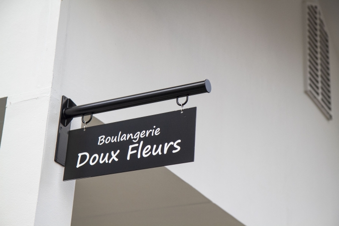 Boulangerie Doux Fleurs（ブーランジェリー・ドゥー・フルール）　看板