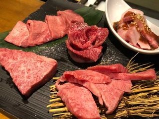 「博多焼肉 明治屋 古門戸店」肉の盛り合わせ