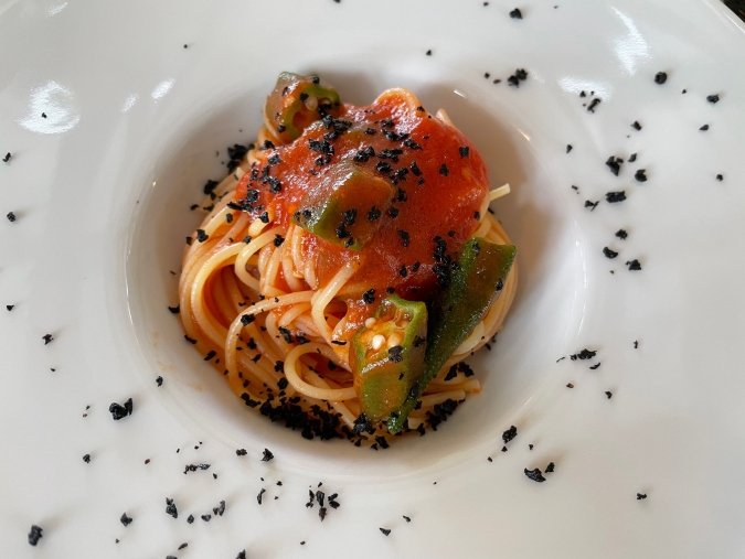 「Restaurant  Spoon（レストランスプーン）」～オクラのトマト、パスタ ブラックオリーブの粉～