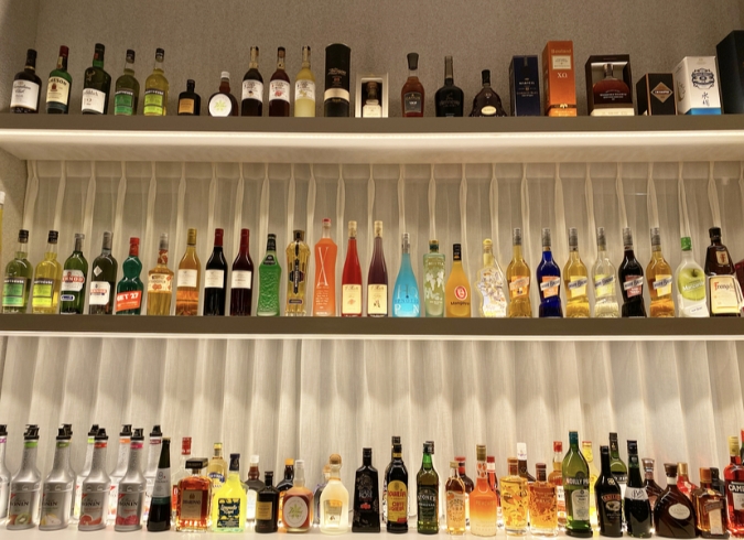 『Sweets＆bar Mont Pignon Fukuoka（スイーツバー モンピニョン フクオカ）』壁にはお酒のボトルがずらり