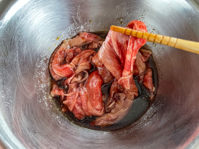 「焼肉 菜好牛」お肉を割り下に漬けてる画像
