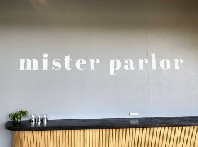 『mister parlor（ミスターパーラー）』ロゴ
