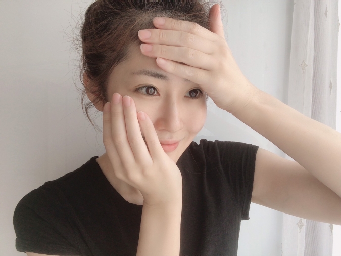 NG美容習慣：顔に直接シャワーを向けて洗顔する