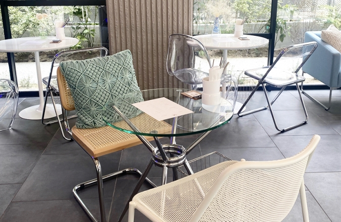 cafe＆bar tyt（カフェアンドバー ティーワイティー）　デザインが違うテーブル＆椅子