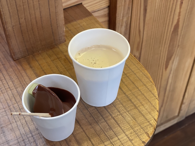 カカオ研究所　サービスのコーヒーとチョコレート
