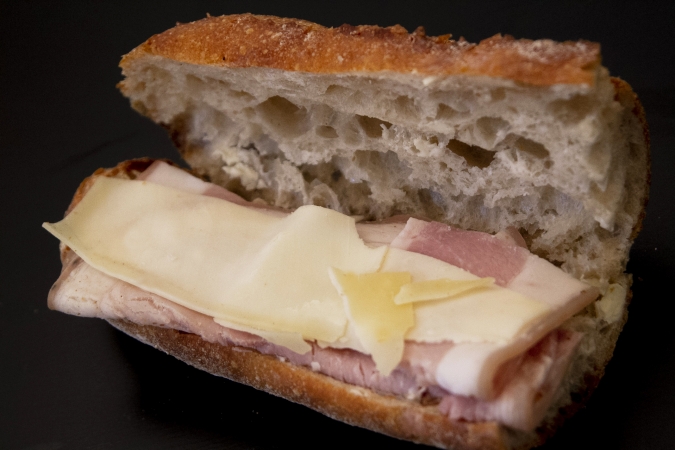 パンストック　ボンレスハムとグリエールチーズのサンド