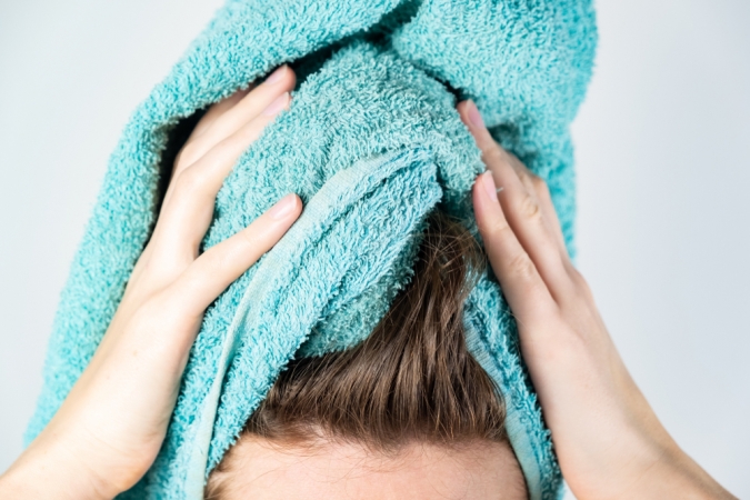 濡れたまま髪をタオルにくるむのはダメ？