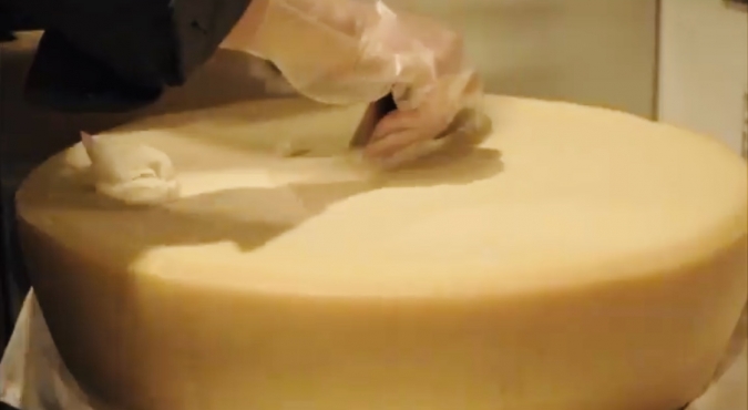 TABETATOチーズ削る様子