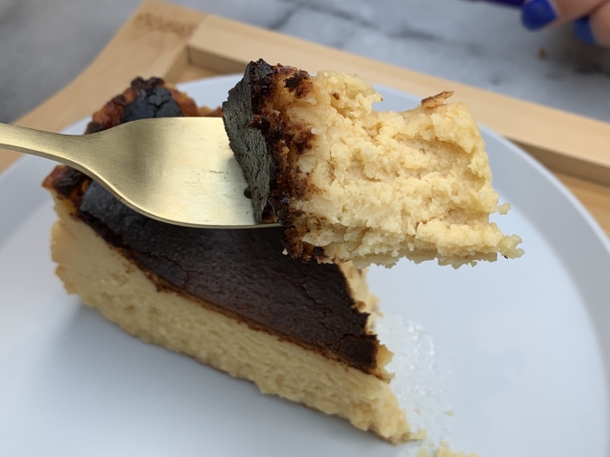 『Acht Cafe（アクトカフェ）』バスクチーズケーキ