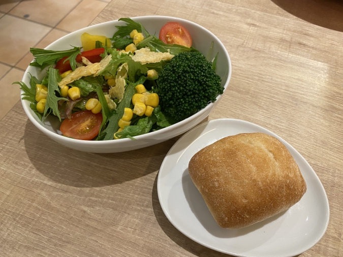 めんたいBASE マークイズ福岡ももち店　6種の彩りサラダ／素朴な石窯パン
