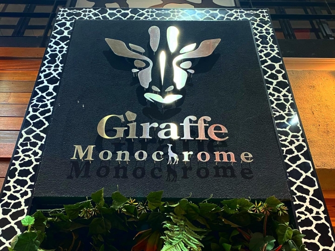 Giraffe Monochrome（ジラフモノクローム）看板