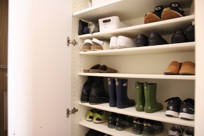玄関収納のNG2：あまり履かない靴を収納する