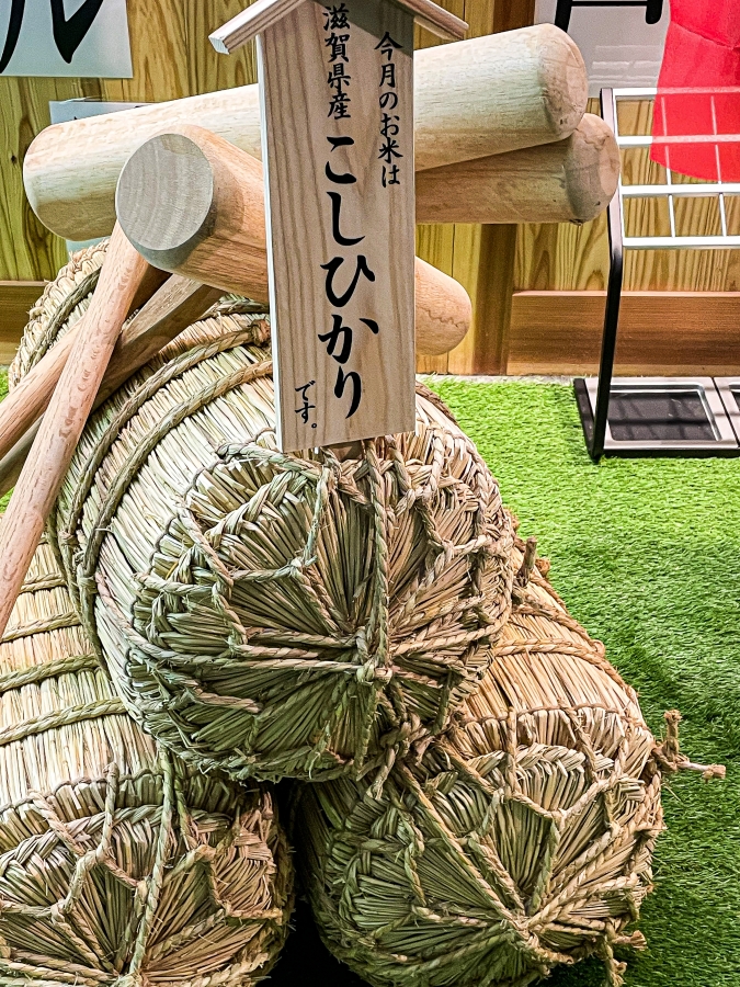 『近江焼肉ホルモン すだく 戸畑店』店内の米俵ディスプレイ