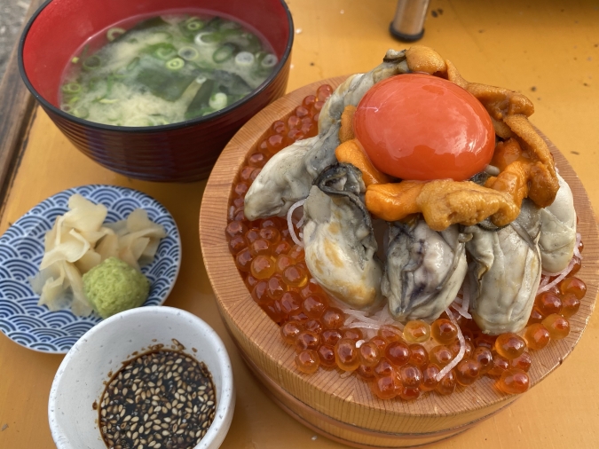 ハマタロウ　雲丹・いくら・牡蠣丼