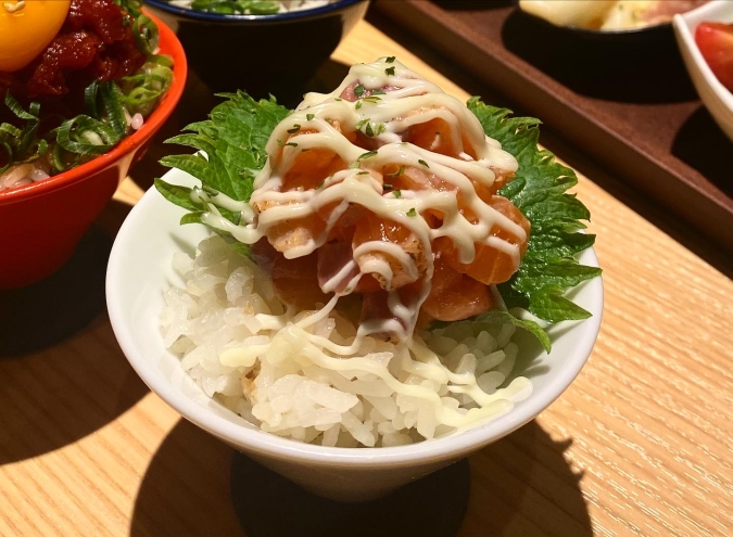 韓美（かんび）博多店　韓美プレート・炙りサーモンマヨ丼