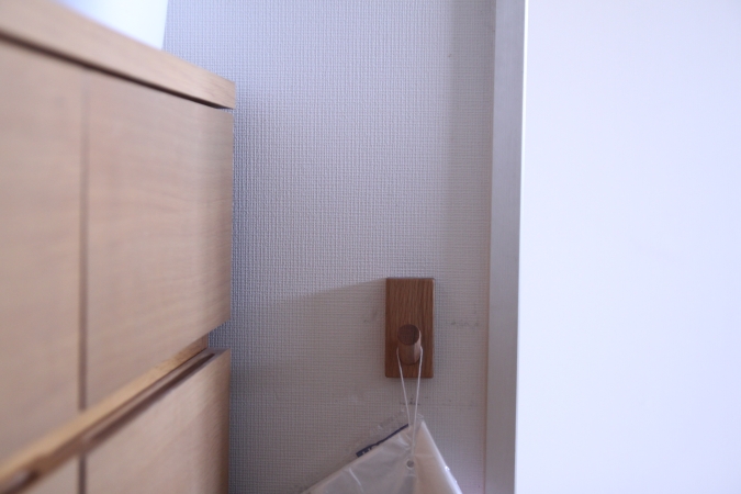 壁に付けられるフックの活用例その2：キッチンの吊るす収納に