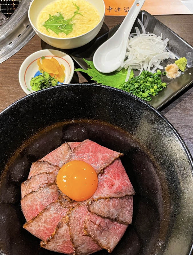 焼き肉中津留・和牛レアステーキ丼