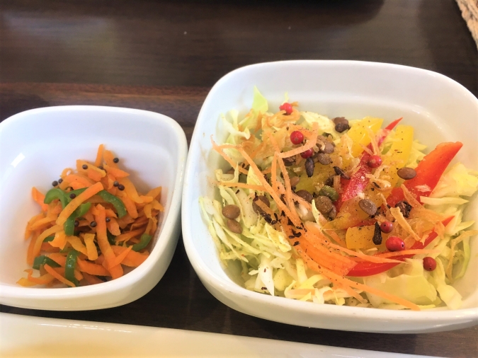 スパイスキッチンBONGA（ボンガ）　セットの小鉢とサラダ