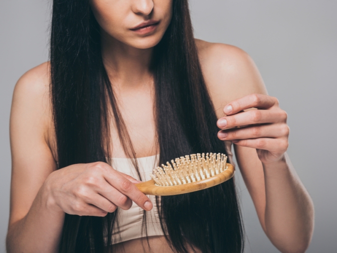 「抜け毛が急に増えた」悩み解決！美容師が教える春に抜け毛増加のワケ