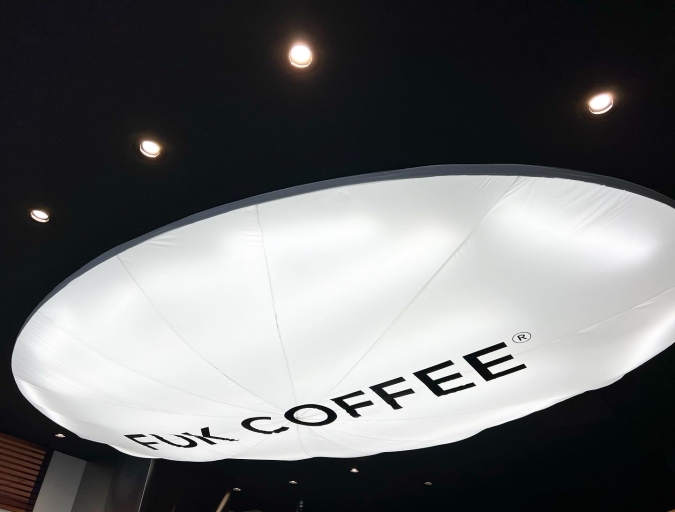 FUK COFFEE（フックコーヒー）　天井のバルーン
