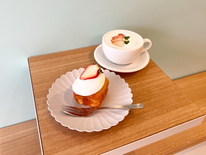 Stong Cafe（ストングカフェ）西新店　カップケーキ　いちごラテ