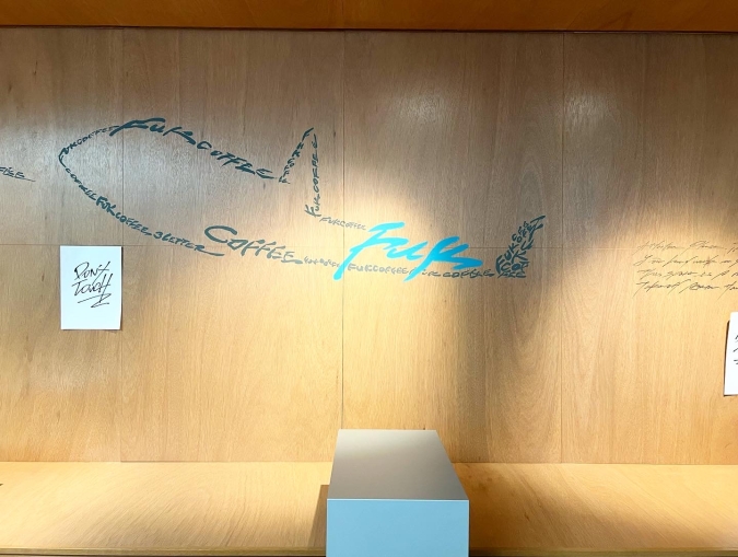 FUK COFFEE（フックコーヒー）　店内に描かれた飛行機の絵