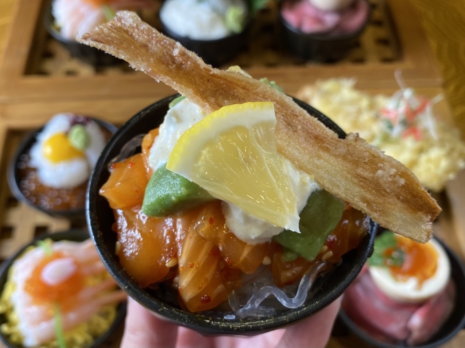魚と和 関門料理 やおき　贅沢な6種の小鉢丼（サーモンアボカドユッケタルタル）