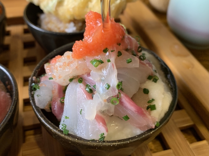 魚と和 関門料理 やおき　贅沢な6種の小鉢丼（鯛の葱明太とろろ）