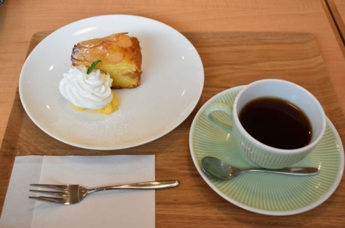 ベアーズカフェ　りんごのパウンドケーキ　ホットコーヒー