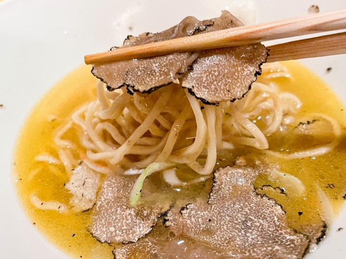Nishimura Takahito la Cuisine creativite：桜えびとサマートリュフのスープ