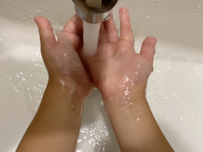 ダイソーの紙せっけんで手を洗う