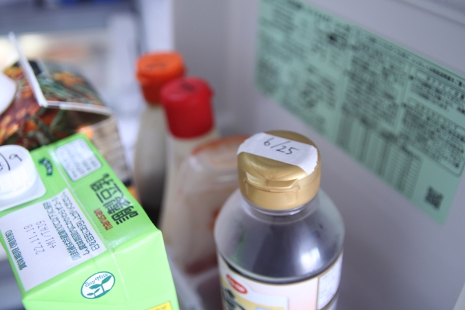 冷蔵庫の中の賞味期限切れのものは捨てる