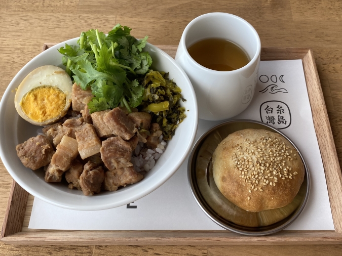 MOON MOON MOON CAFE　魯肉飯（ルーローハン）