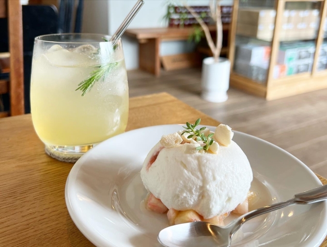 木の道具と喫茶のお店 jingoro（ジンゴロウ）　桃のクレメダンシュとレモンスカッシュ