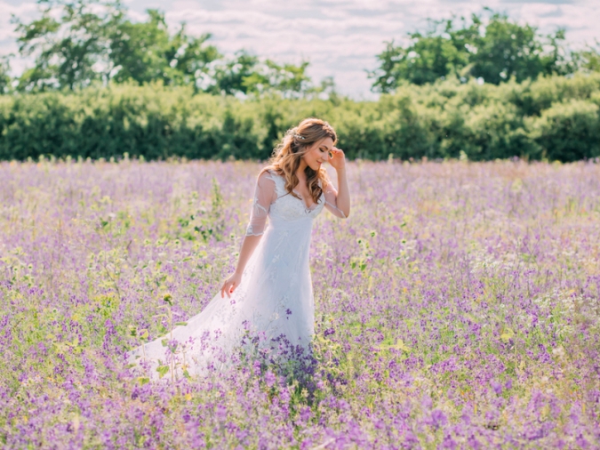 花畑に立つ白いドレスの女性