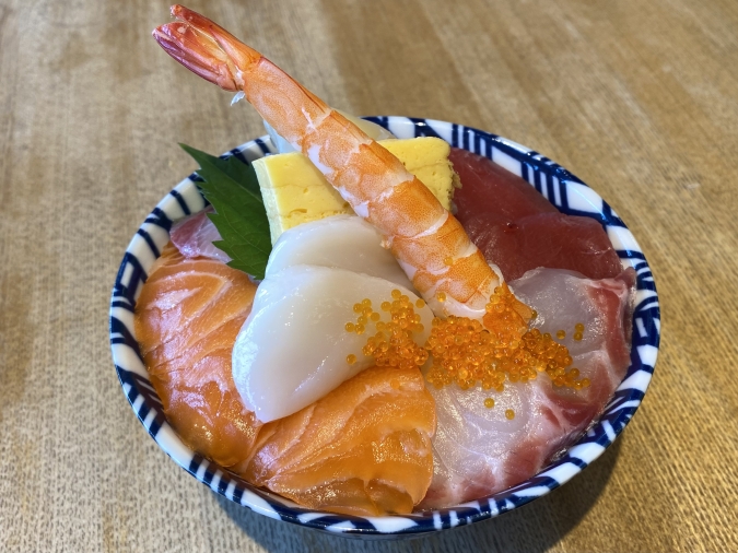 生本マグロ専門店 ジンベエ　海鮮丼