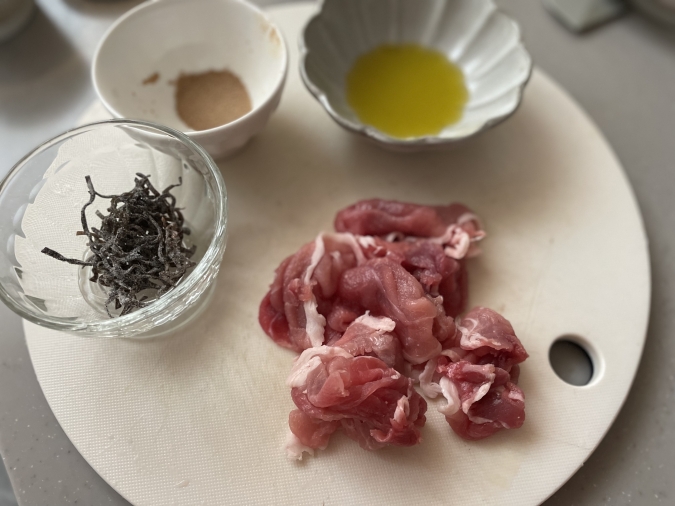 豚肉と塩昆布の炒め物　材料